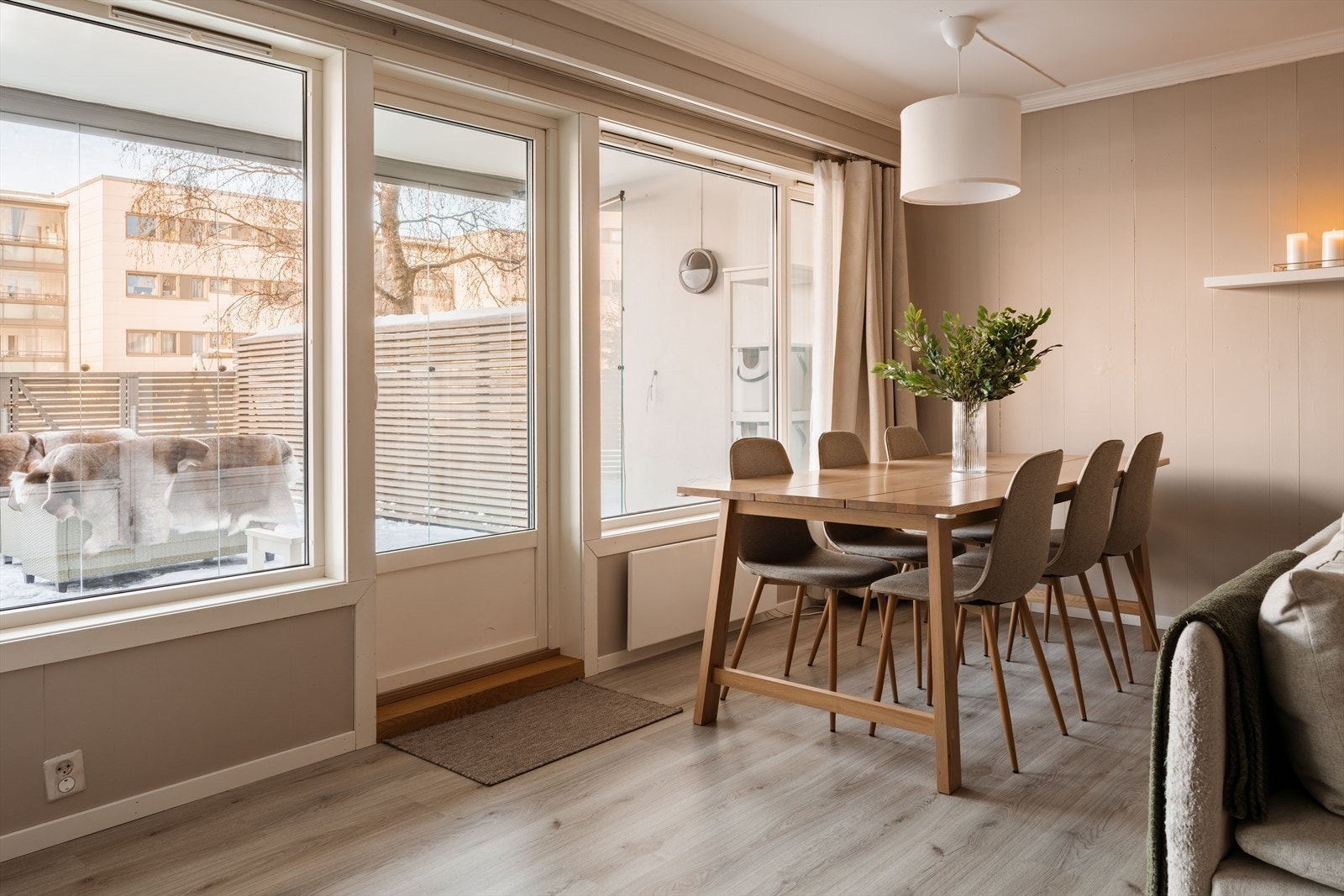 Spisestuen er plassert ved de store vindusflatene med direkte utgang til uteområdet. Galleribilde