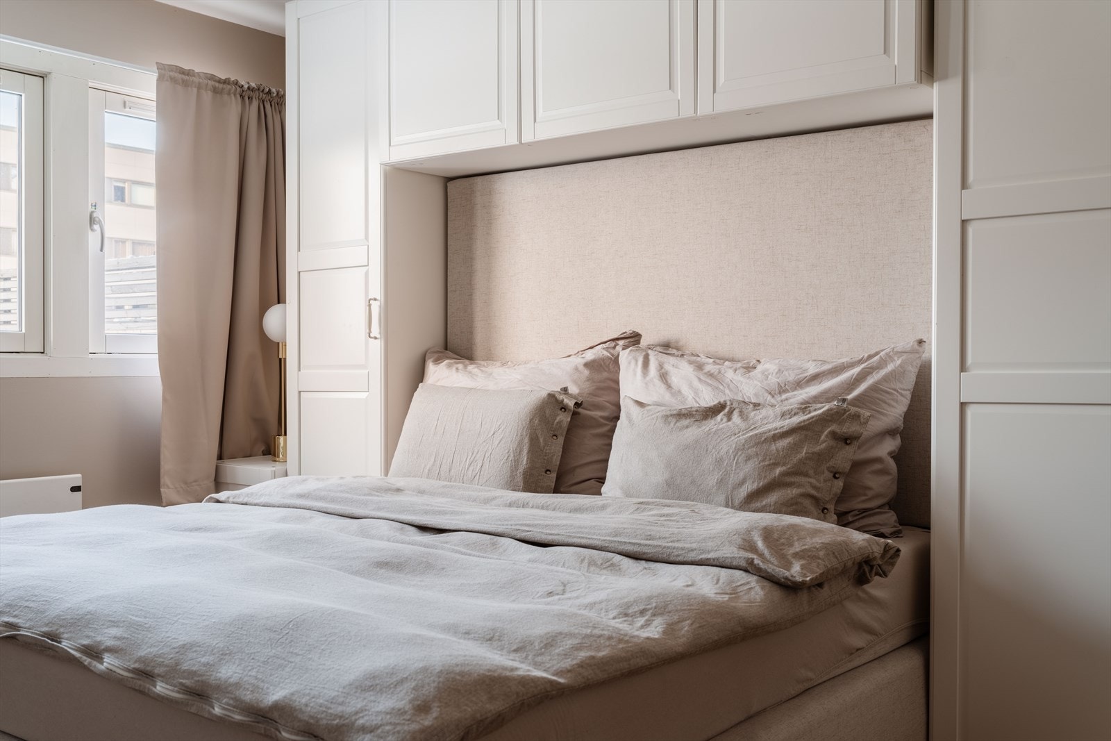 Den smarte garderobeløsningen gir rikelig med oppbevaringsplass og rammer inn sengen. Galleribilde