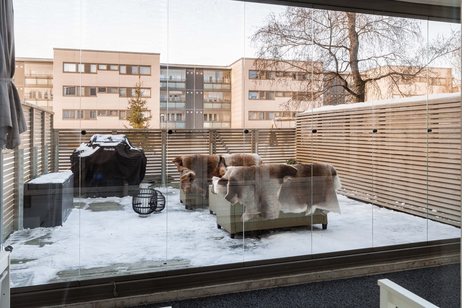 Den innglassede balkongen gir et lunt og skjermet uterom, også på kaldere dager. Galleribilde