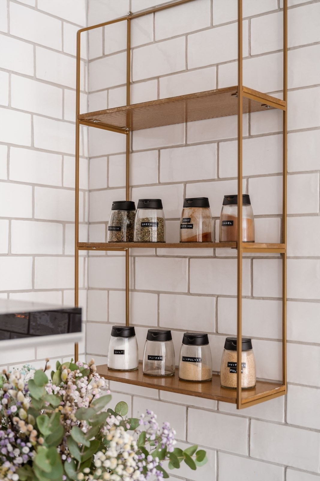 Detaljene er gjennomtenkte og bidrar til et funksjonelt og stilrent kjøkken. Galleribilde