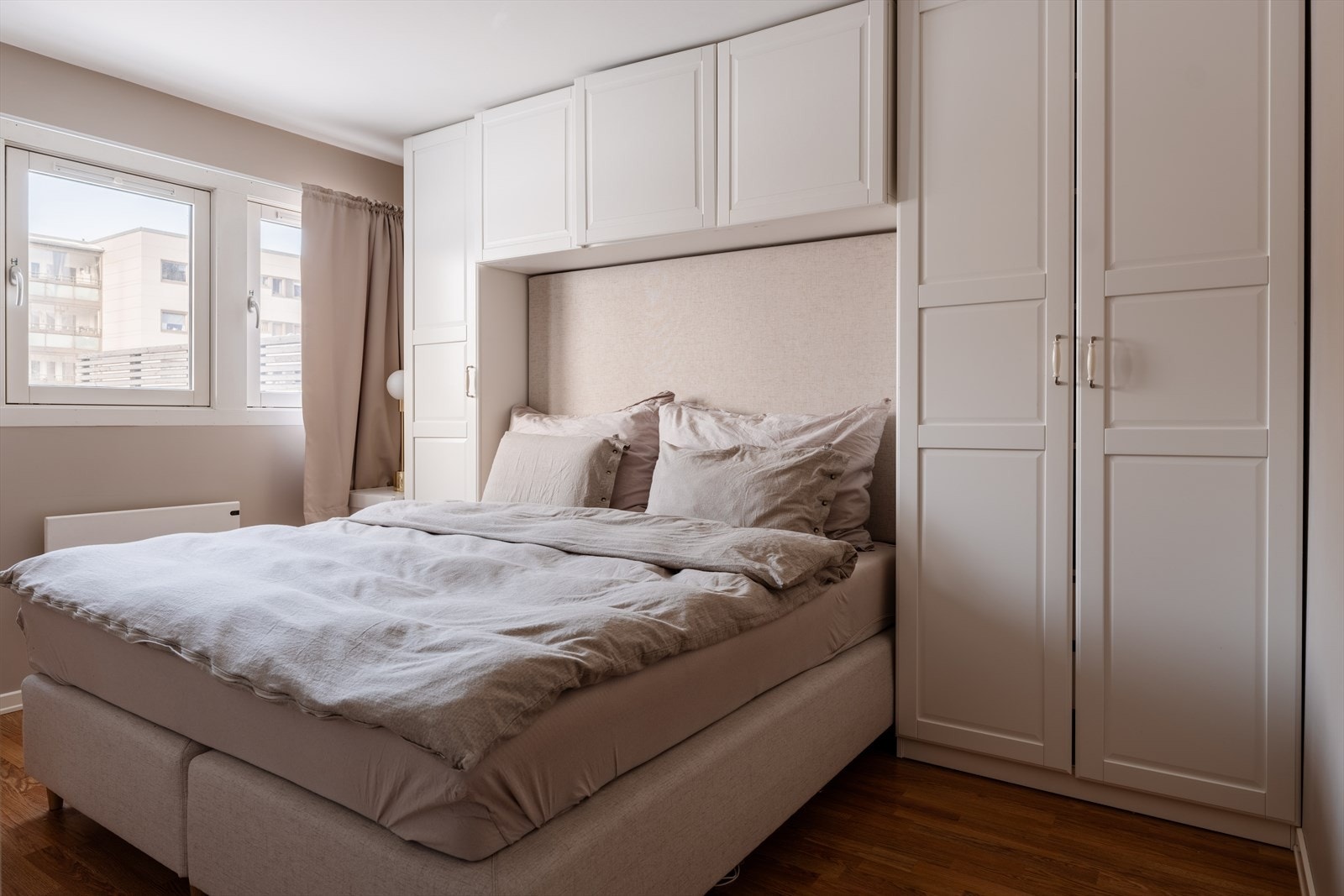 Hovedsoverommet har en plassbygd garderobeløsning som utnytter rommets fulle høyde. Galleribilde