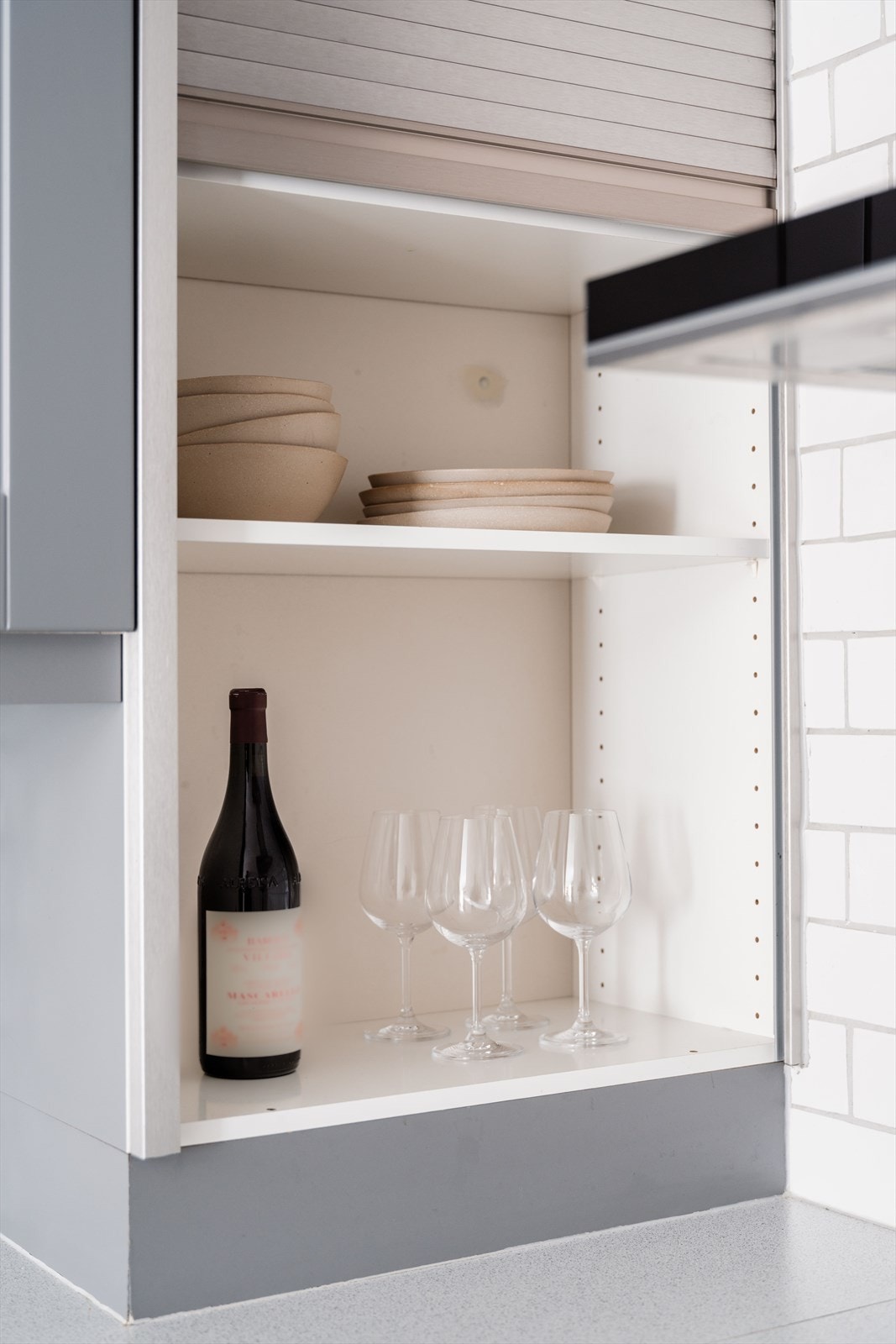 Innredningen byr på smarte løsninger og god skapplass for oppbevaring. Galleribilde