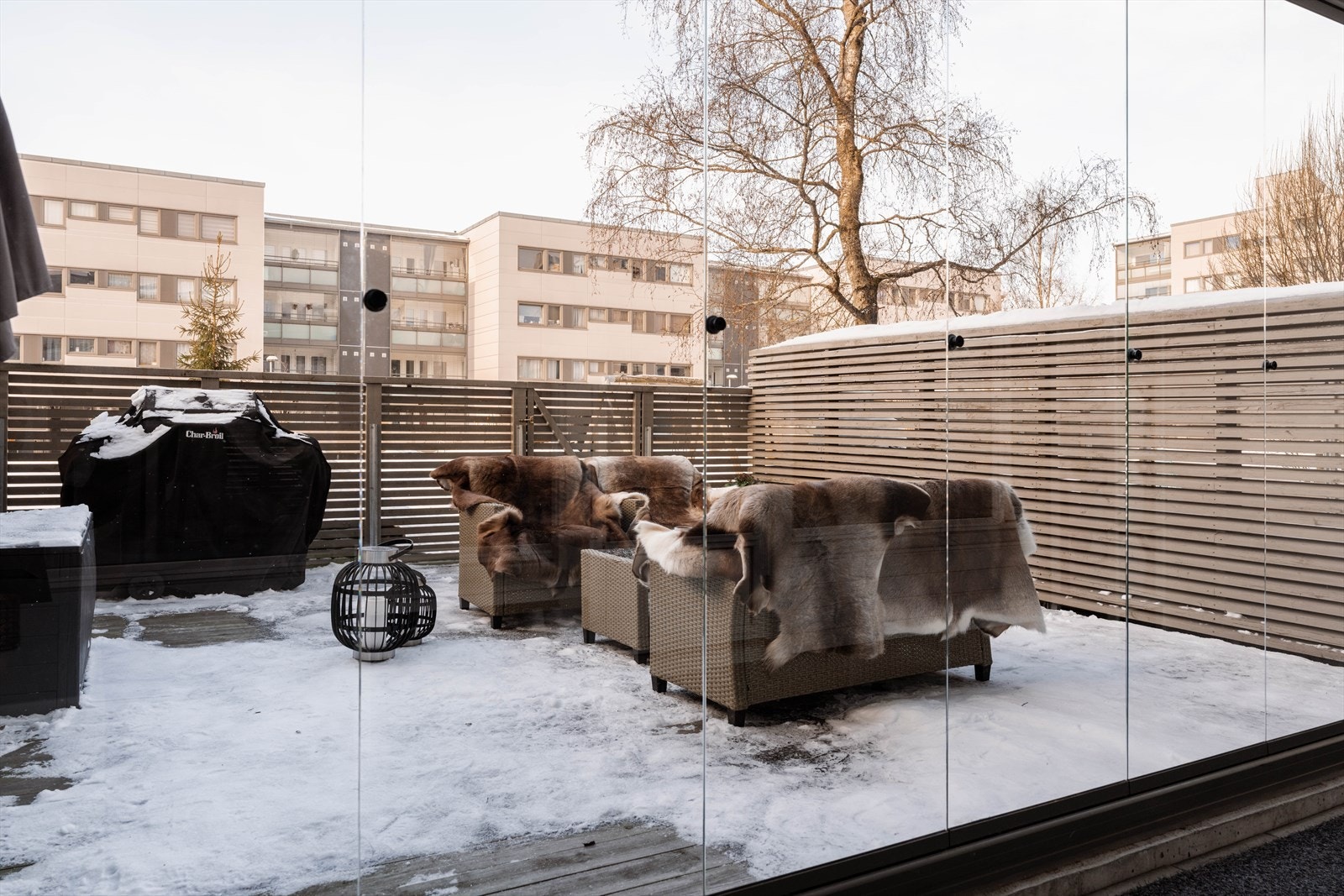 Uteområdet er privat og skjermet med gjerde og beplantning. Galleribilde