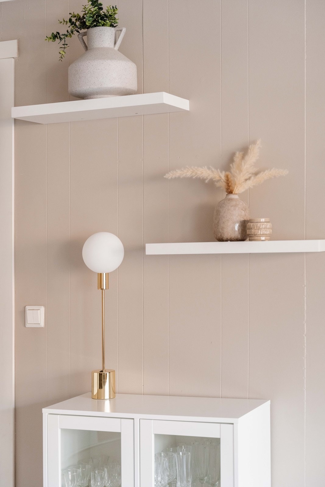 Vegger i stuen er malt i en behagelig fargetone som gir en lun atmosfære. Galleribilde