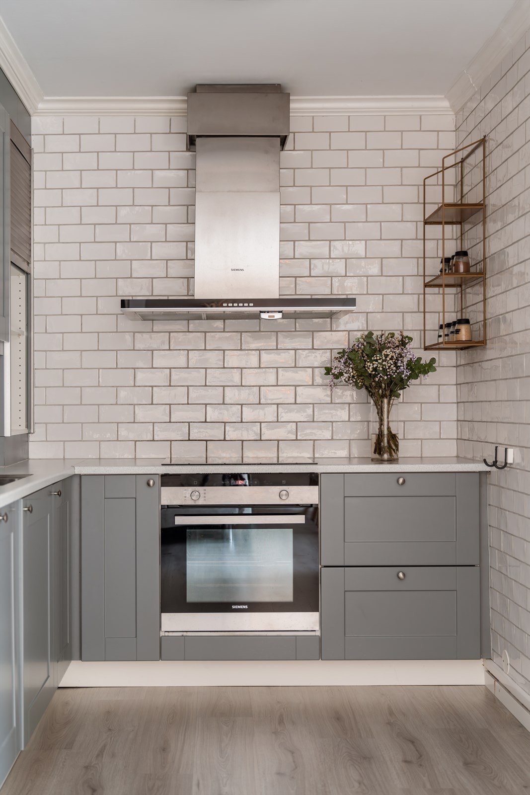 Kjøkkenet fremstår tidsriktig og pent. Galleribilde