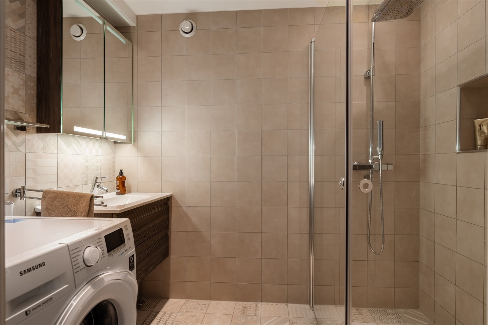 Badet ble pusset opp i 2013 og har gulvvarme, downlights og opplegg for vaskemaskin. Galleribilde