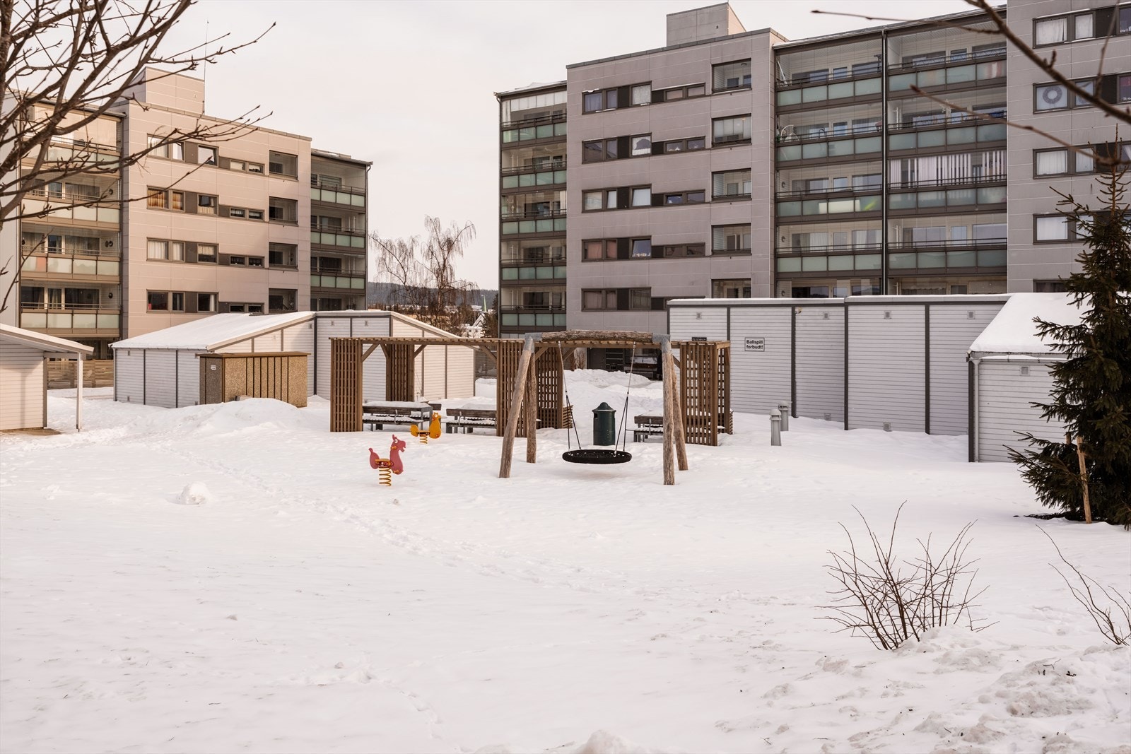 Området er barnevennlig med trygge lekeområder rett utenfor døren. Galleribilde