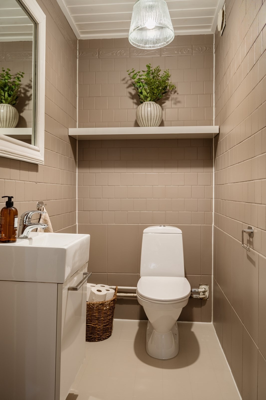 Leiligheten har et separat WC-rom med servant, speil og frittstående toalett. Galleribilde