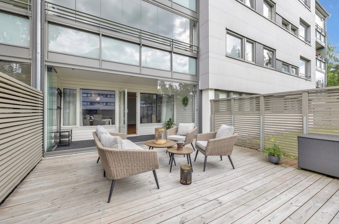 I tillegg til den innglassede delen, disponerer leiligheten et inngjerdet uteområde på 27 m². Galleribilde