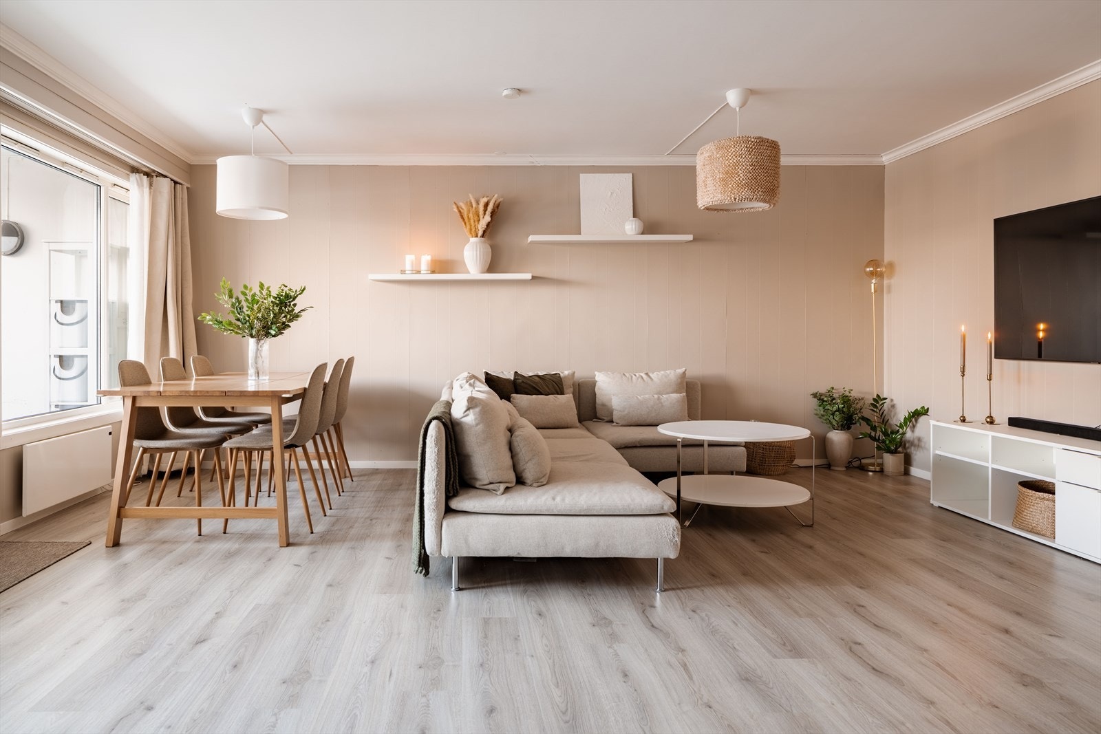 Rommet har en naturlig sone for spisestue i tilknytning til uteplassen. Galleribilde