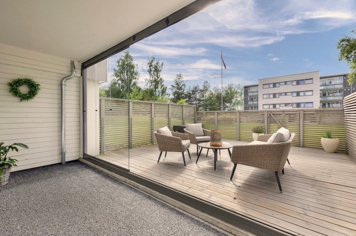 Fra stuen er det utgang til en vestvendt, innglasset markterrasse på 10 m². Galleribilde