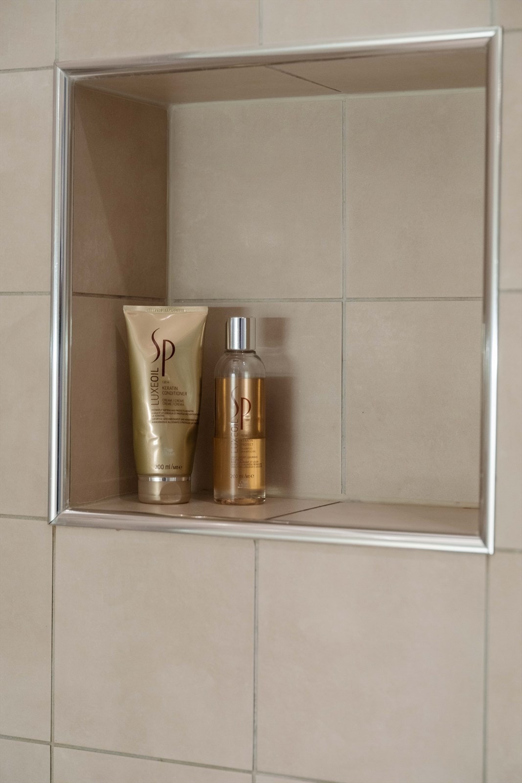 Dusjsonen har innfellbare glassvegger og en praktisk, innebygd hylle for oppbevaring. Galleribilde