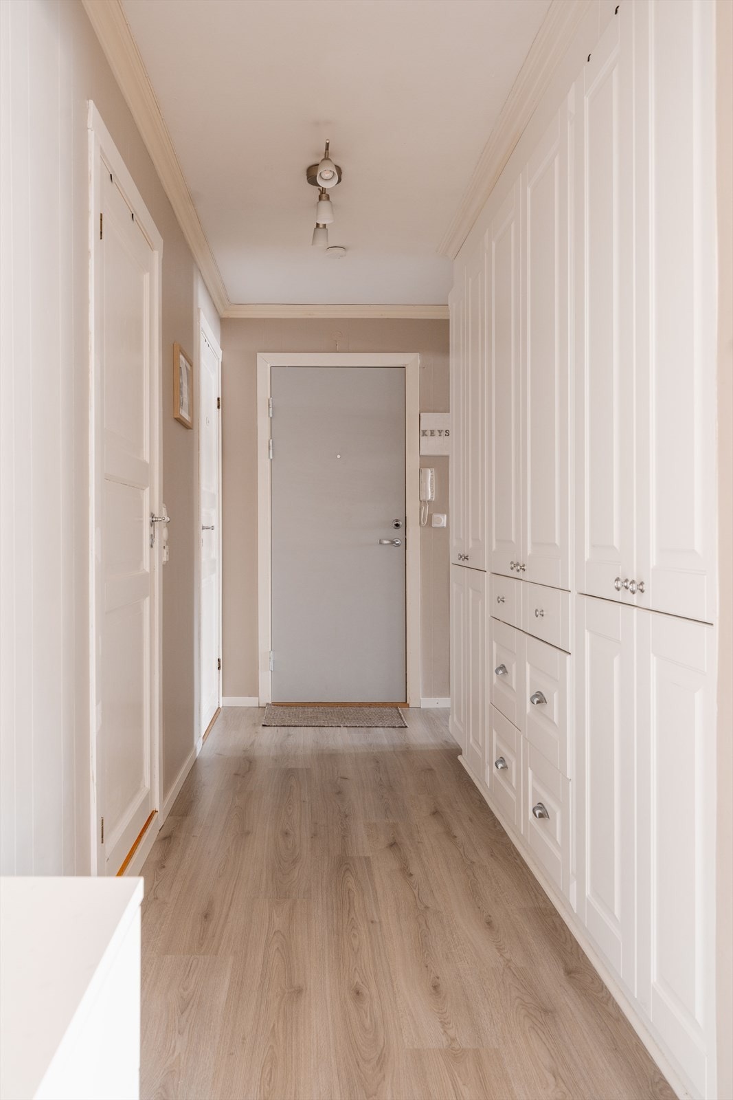 Velkommen inn i en romslig entré med svært gode oppbevaringsmuligheter i innebygde garderobeskap. Galleribilde