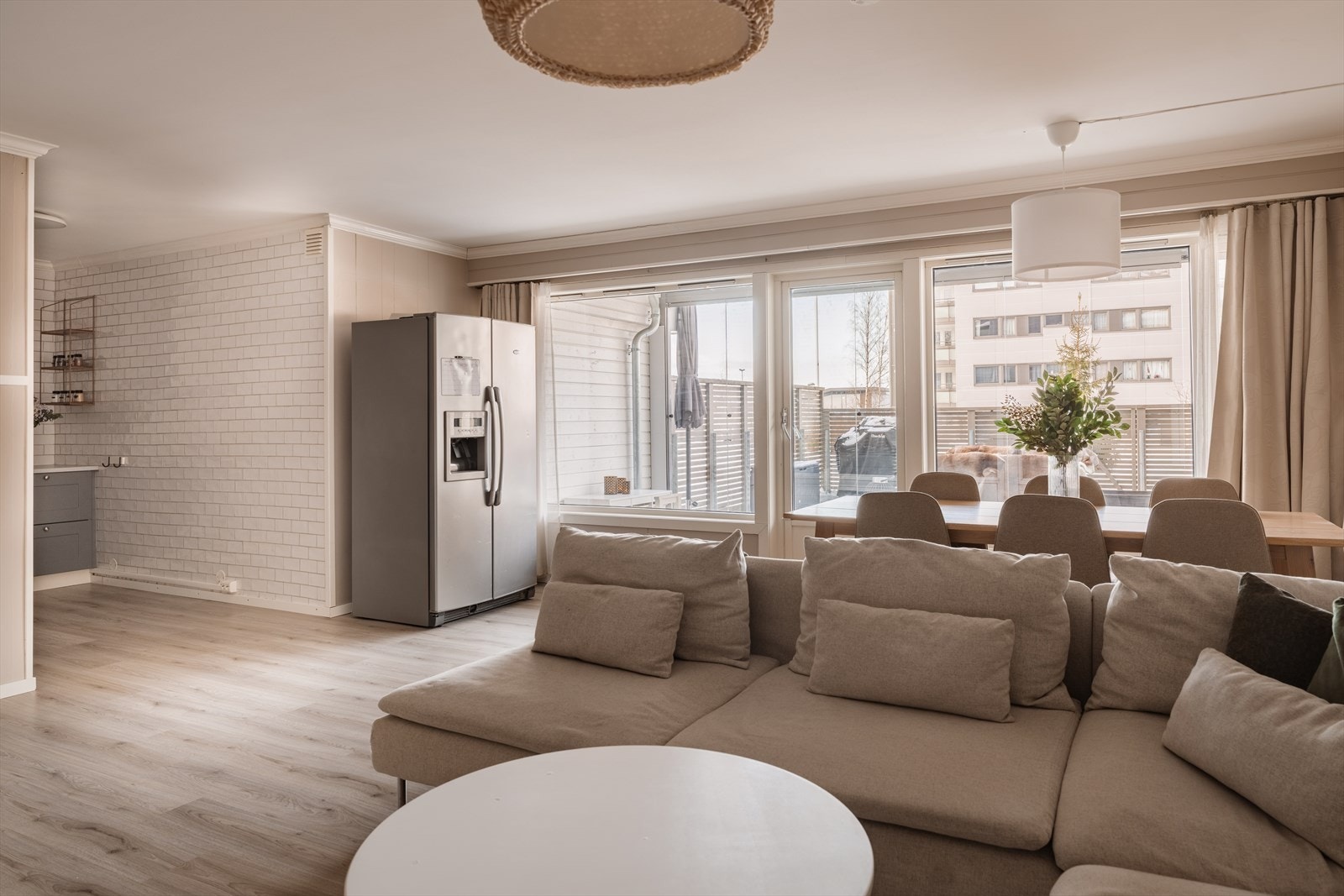 Fra stuen er det en åpen og praktisk overgang til kjøkkenet. Galleribilde