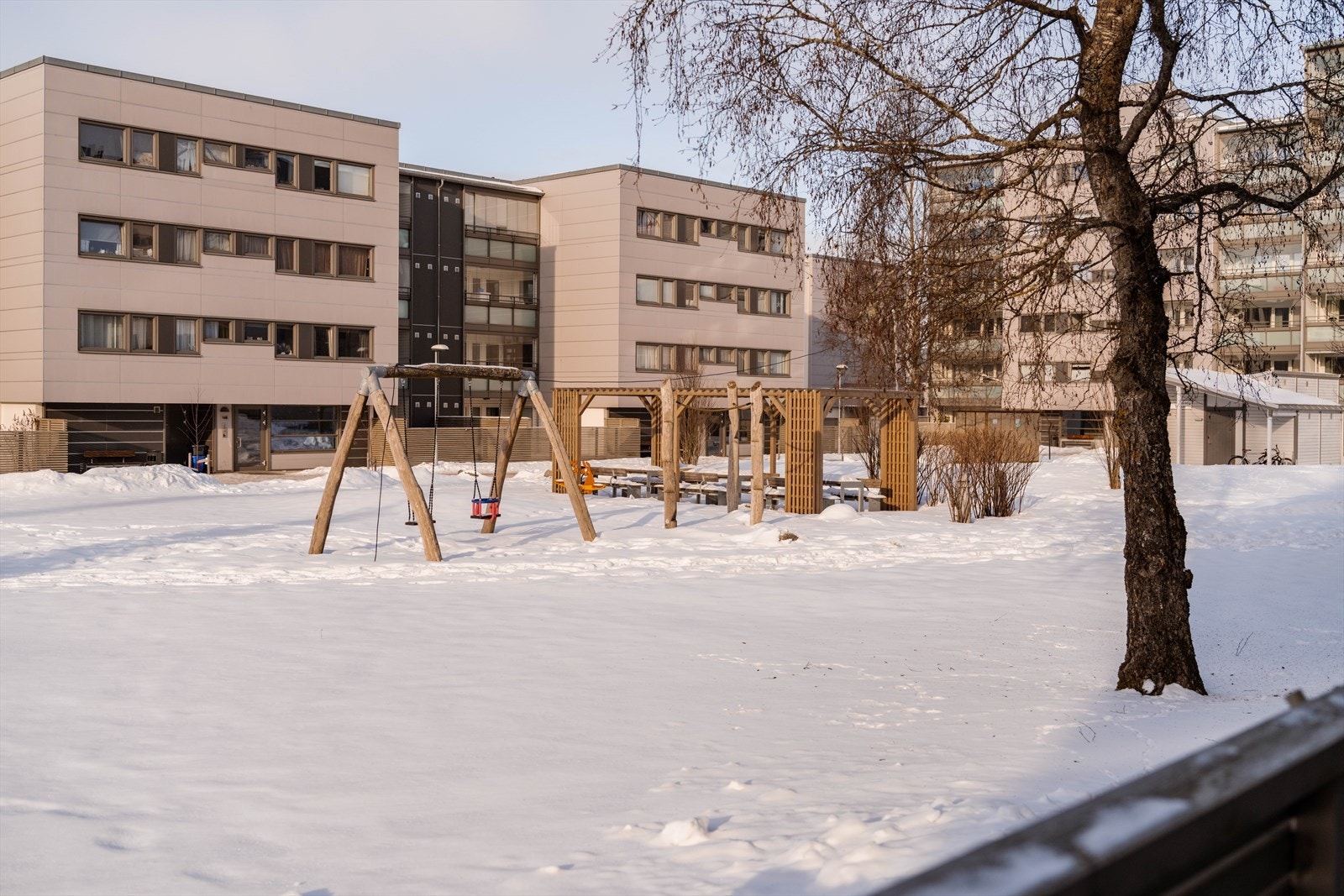 Borettslaget har store, grønne fellesarealer med lekeplasser og sittegrupper. Galleribilde