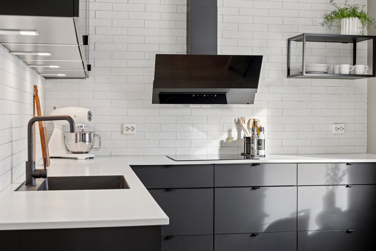 Underlimt vask og matte fronter gir et stilrent og moderne uttrykk. Galleribilde