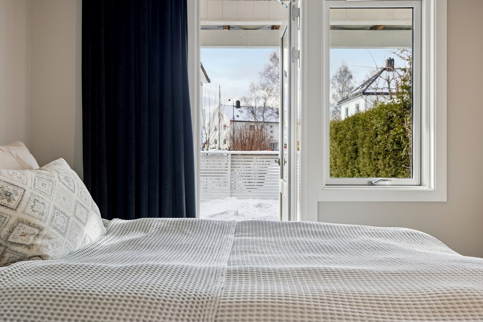 Man kan også komme ut på terrassen fra soverommet. Galleribilde