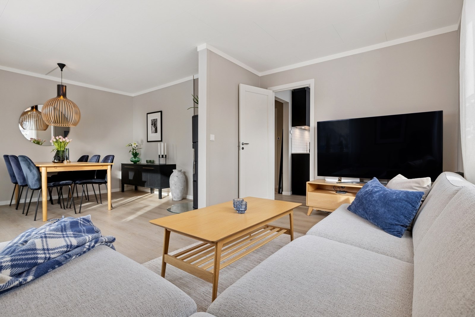 Leiligheten og bygget for øvrig er pusset opp i de senere år- her kan man flytte rett inn uten å tenke på noe! Galleribilde