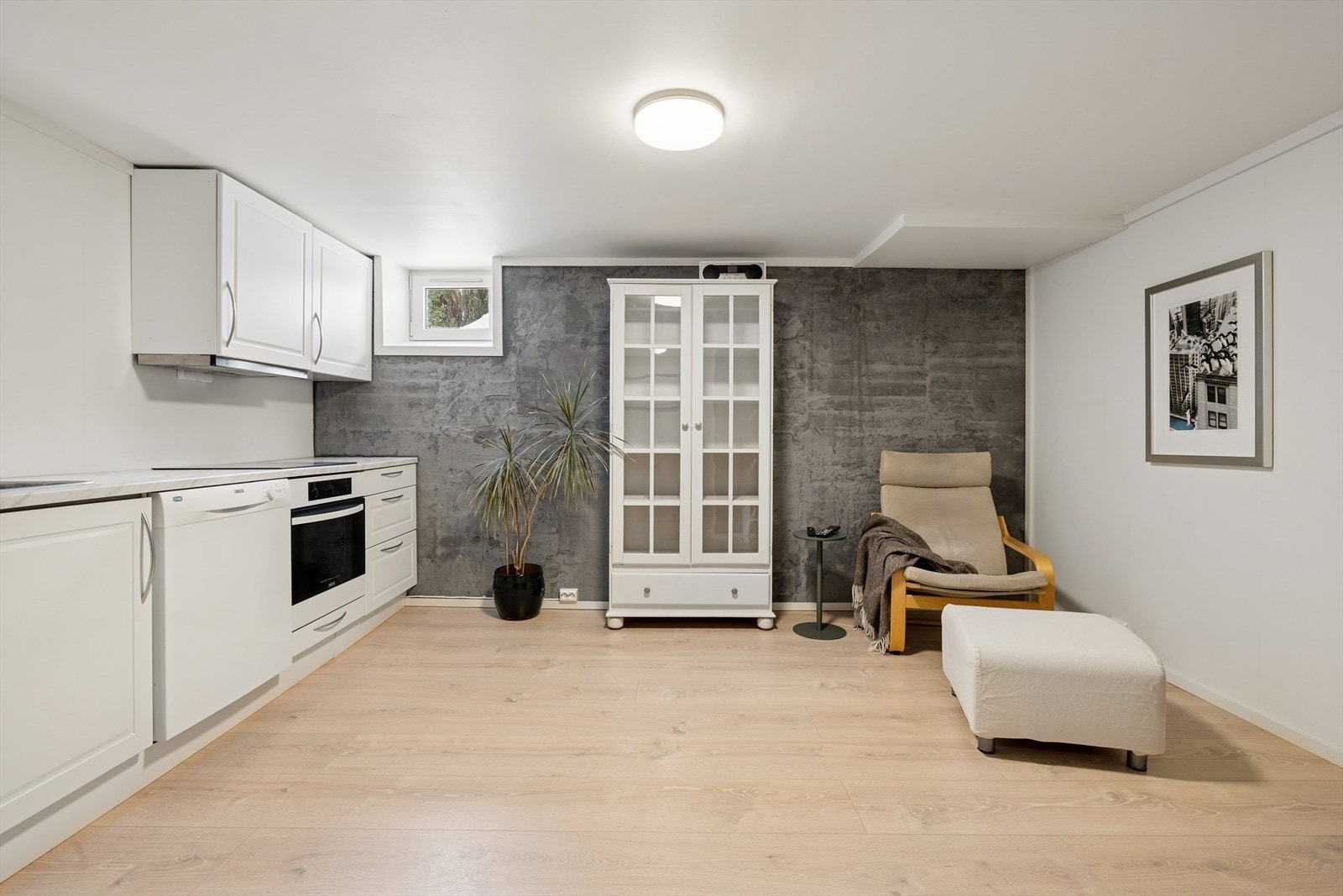 Underetasjen er godkjent som diverse bodarealer. Det er ikke søkt om brukseendring til hoveddel. Galleribilde