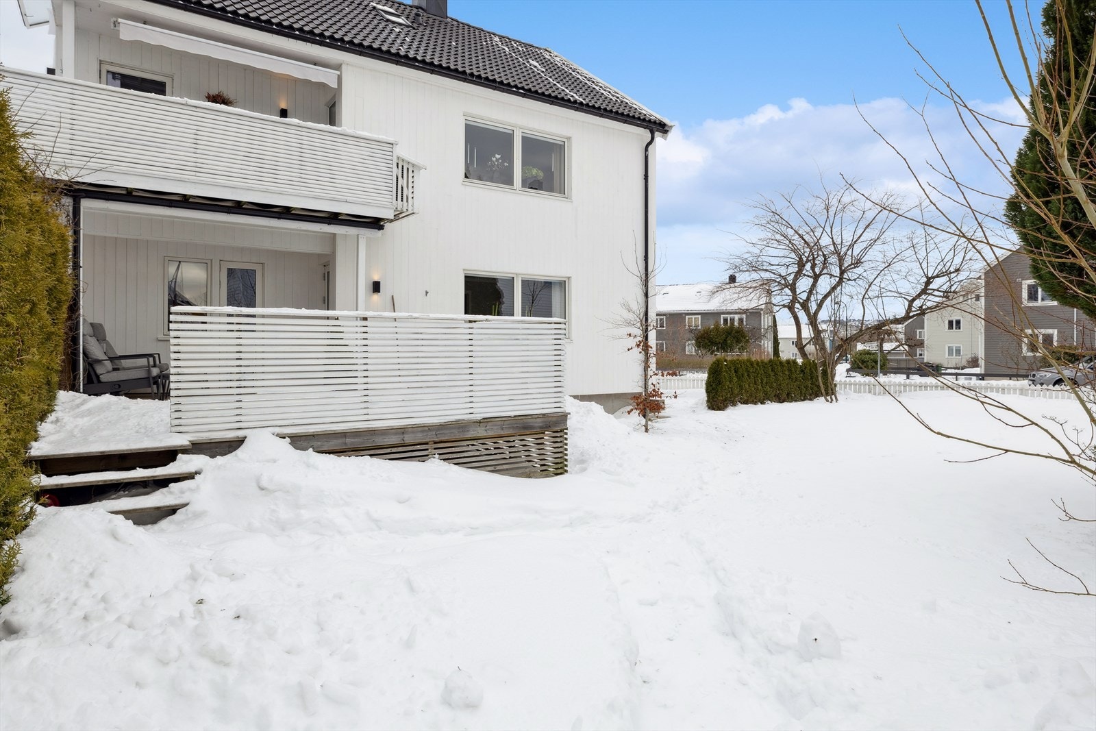 Fra terrassen er det direkte tilgang til den flotte hagen. Galleribilde
