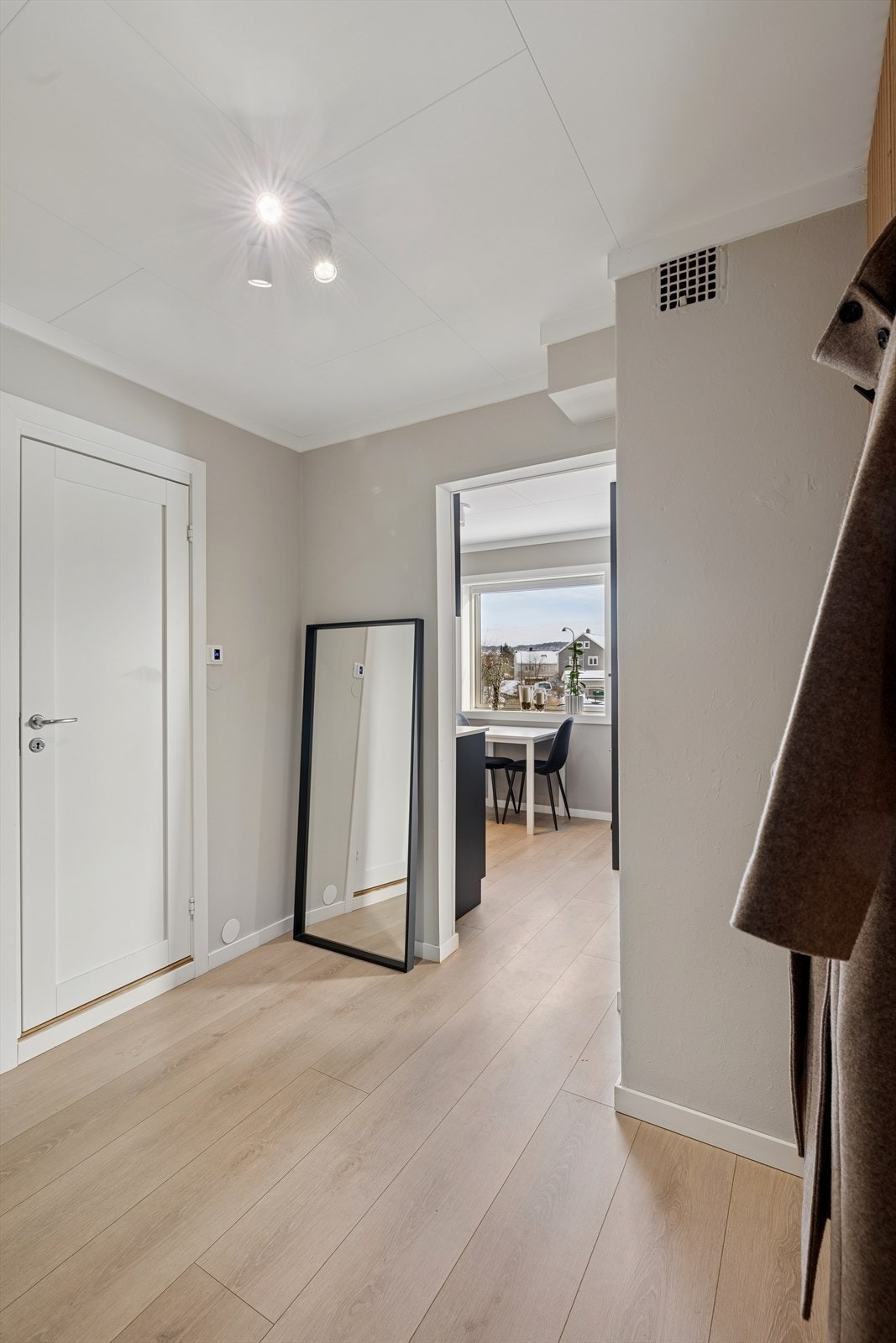 Gangen er romslig med plass til å henge fra seg. Galleribilde