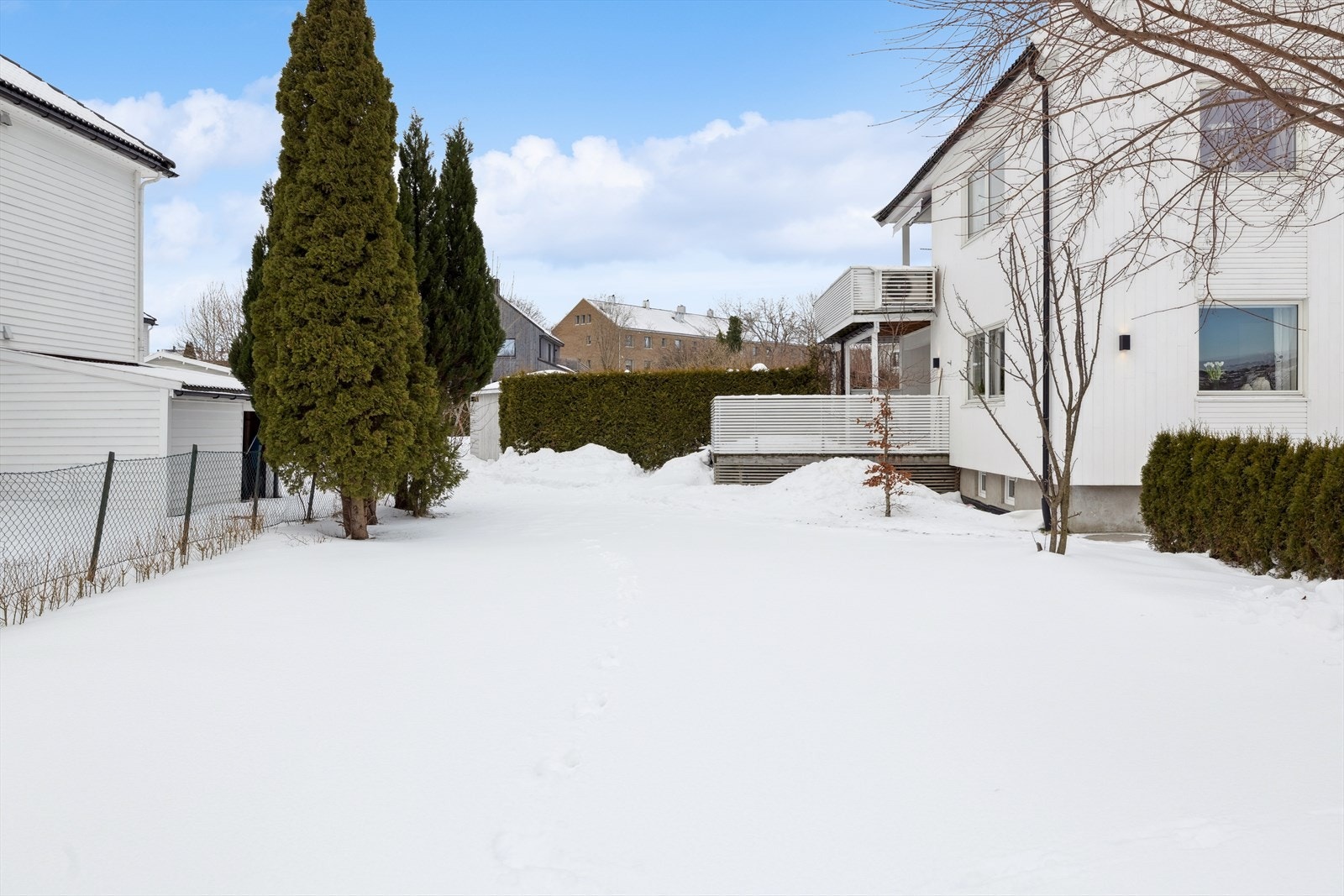 Hver seksjon har egen hagedel som er skjermet med hekk. Galleribilde