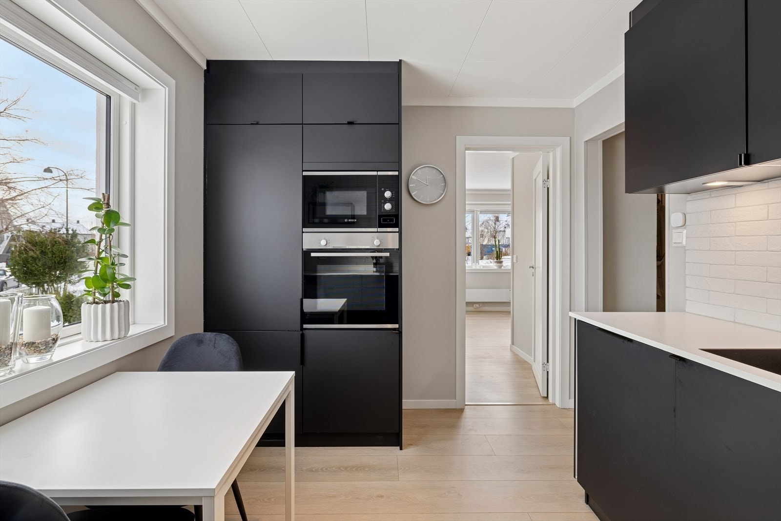 Kjøkkenet har integrerte hvitevarer som kjøleskap, komfyr og oppvaskmaskin. Det er plass til et lite spisebord på kjøkkenet. Galleribilde