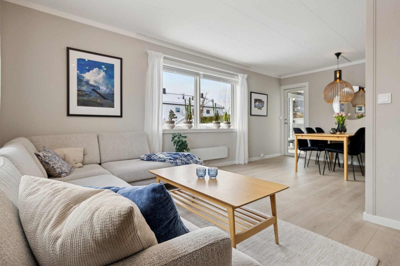 Store deler av boligen er betydelig oppgradert både innvendig og utvendig i nyere tid. Galleribilde