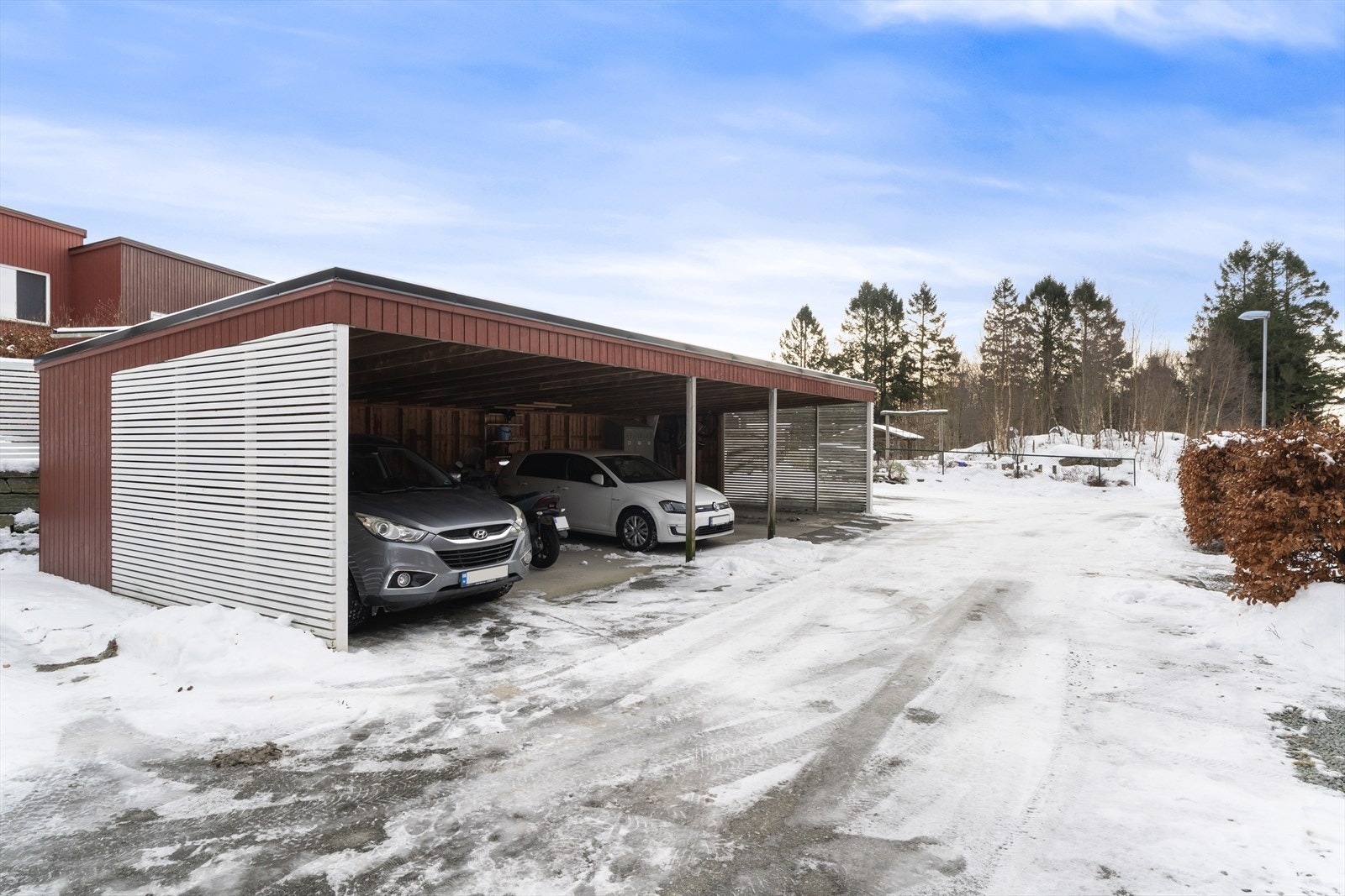 Parkering i carport Galleribilde