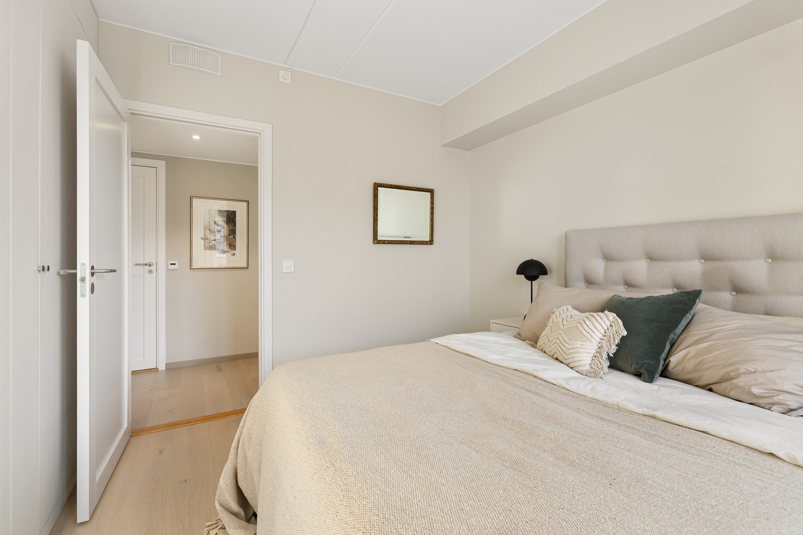 Hovedsoverommet har god plass til en dobbeltseng med nattbord på begge sider, og gir en komfortabel ramme rundt hverdagen. Galleribilde