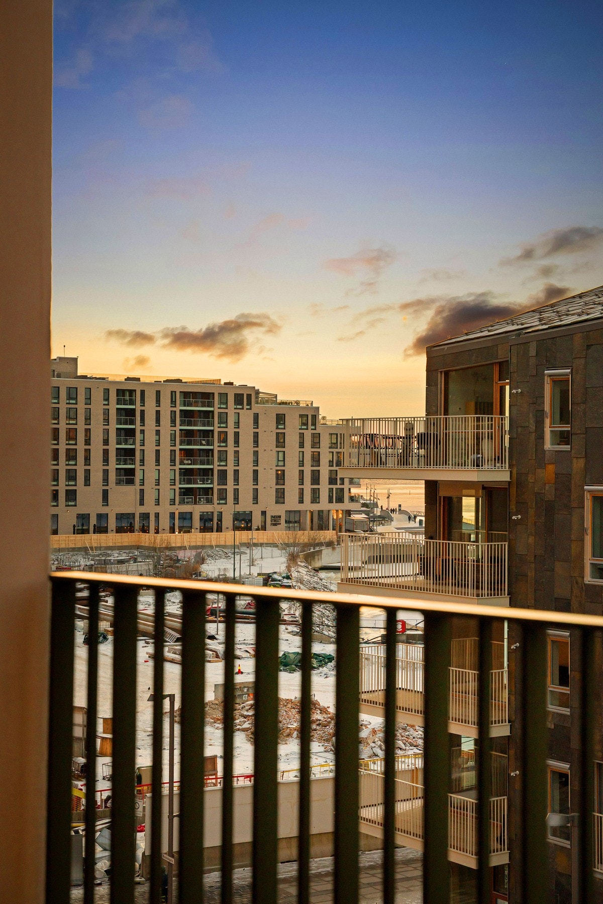 Her kan man nyte flott utsyn mot Operaen, Munchmuseet og Vannkunsten Syd med sine kanaler og broer. Galleribilde