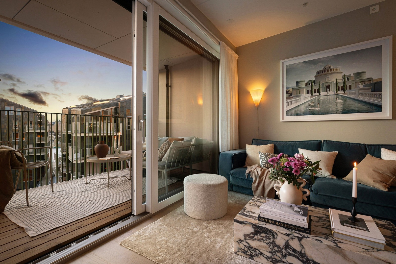 Når solen går ned, fylles rommet av et varmt og stemningsfullt kveldslys som skaper en særlig lun og behagelig atmosfære. Galleribilde