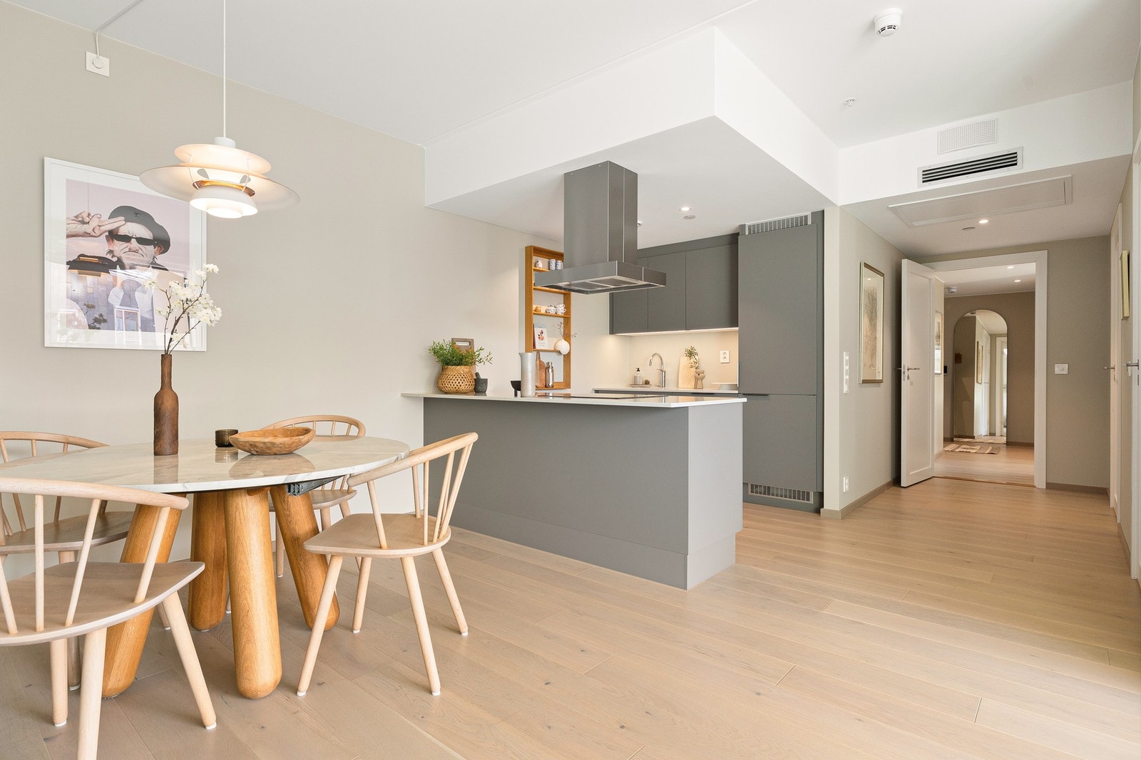 Boligen har et gjennomført og moderne kjøkken med innredning levert av HTH med stilrene, glatte fronter som gir et tidløst uttrykk. Galleribilde