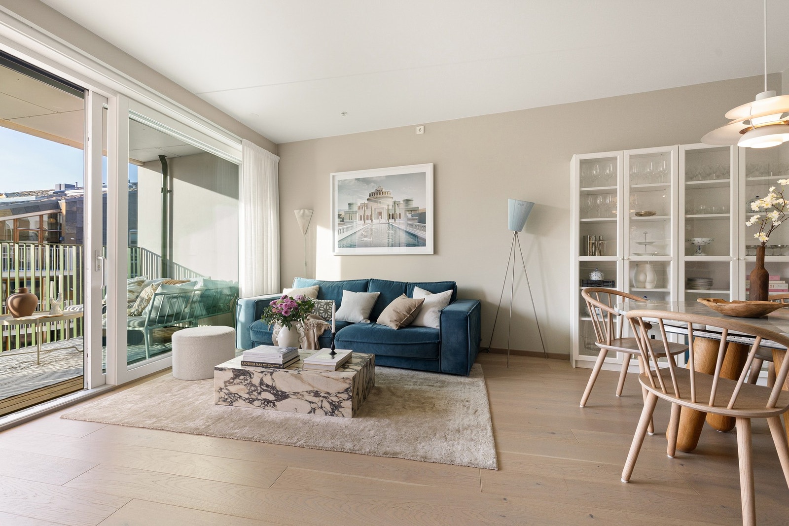 Sofaen har sin naturlige plassering i forkant av vinduspartiet, med god plass til både stuebord og mediemøblement. Galleribilde