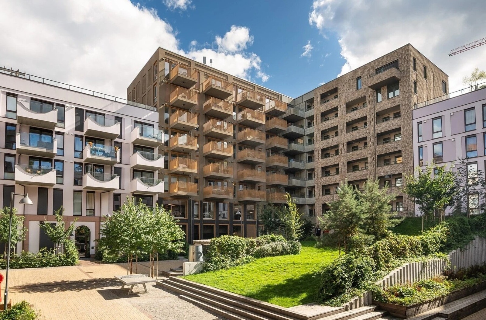 Kvartalet er tegnet av Mad Arkitekter og består av 14 ulike bygg, hver med sitt eget særpreg i fasadeuttrykk og fargebruk. Galleribilde