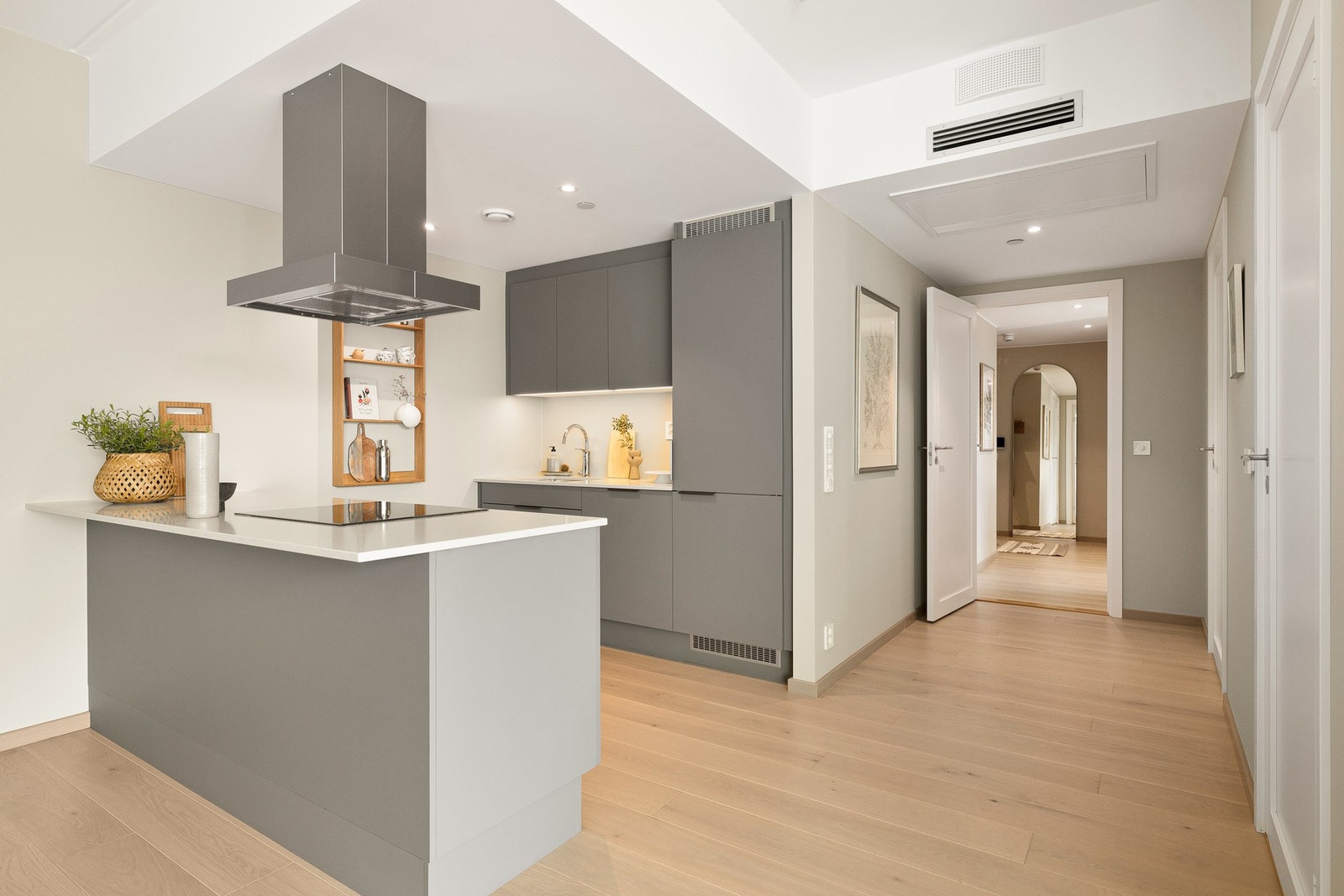 Kjøkkenøyen gir både ekstra benkeplass og en sosial sone hvor man kan underholde gjester eller ha en uformell spiseplass, samtidig som matlagingen pågår. Galleribilde