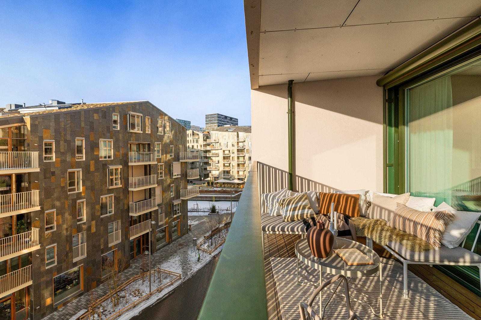 Boligen kombinerer utsøkt komfort med moderne design, samt byr på en utsikt med glimt mot sjøen, kanalen og ikoniske Vannkunsten. Galleribilde