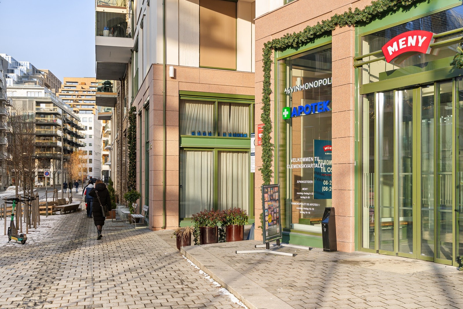 Under bakkenivå finner du direkte adkomst opp til et bredt servicetilbud, inkludert en fullsortiment Meny-butikk og flere spisesteder i Clemenskvartalet. Galleribilde