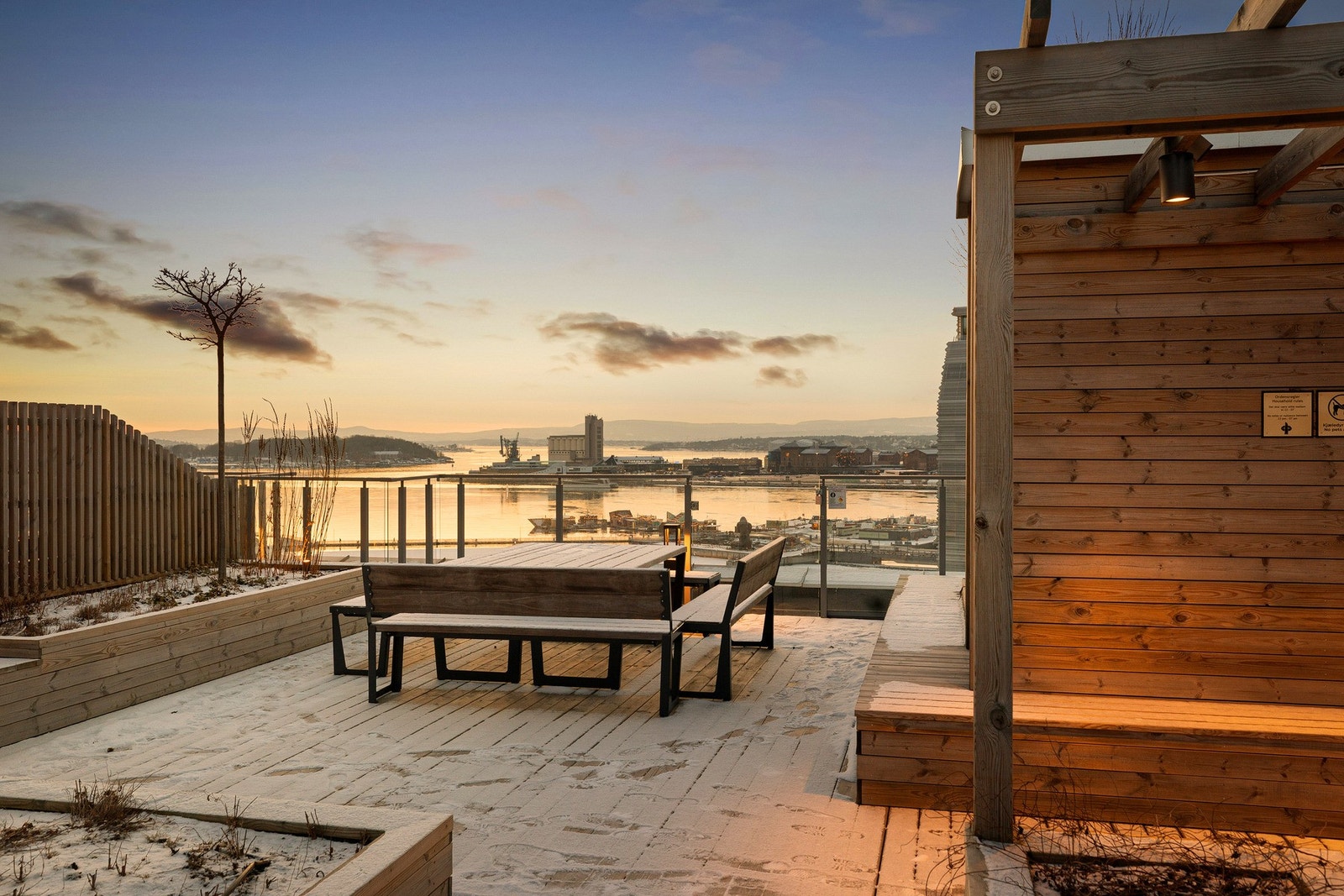 Som beboer har du tilgang til felles takterrasse med flotte fasiliteter. Galleribilde