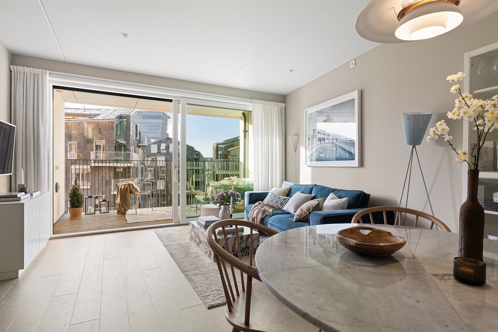 Med store vestvendte vindusflater får du et fint naturlig lys inn gjennom store deler av dagen. Galleribilde