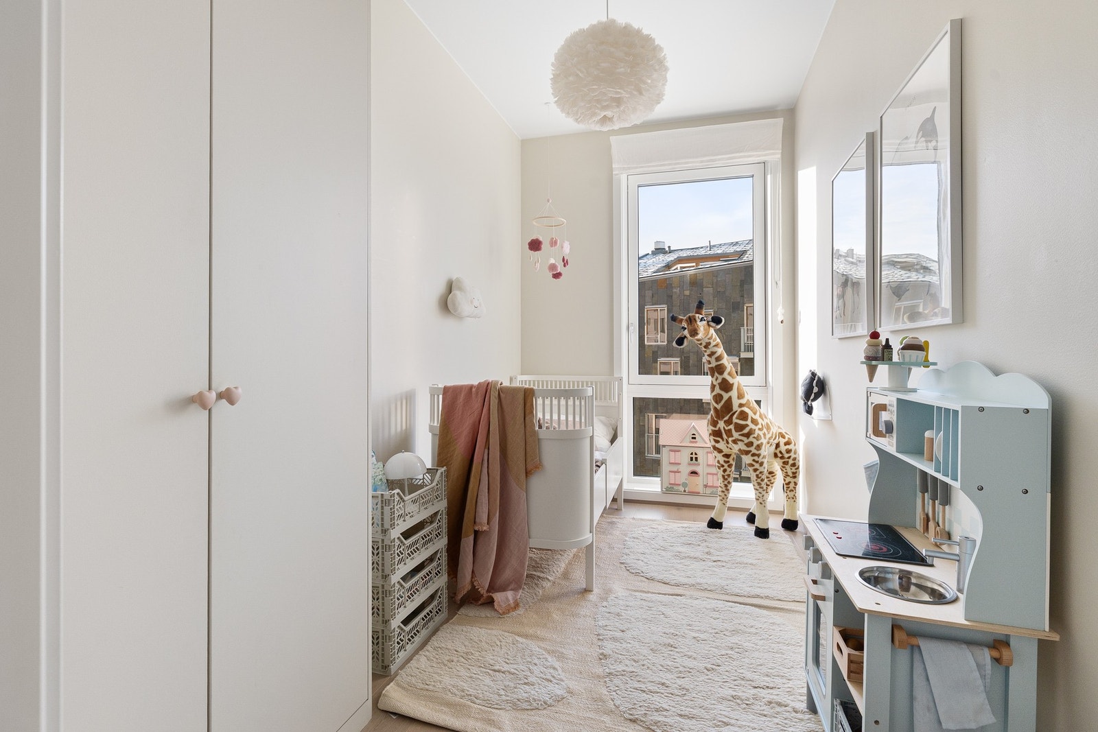 Soverom 2 er et lyst og trivelig barnerom, godt egnet for seng, leker og oppbevaringsløsninger til de minste. Galleribilde