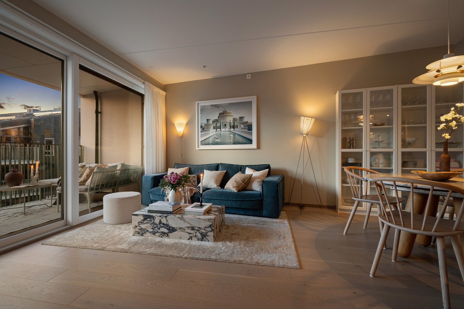 Boligen er oppgradert med Elko Plus stikkontakter og dimbare lysbrytere, som gir gode muligheter for å tilpasse belysningen etter behov og tidspunkt på døgnet. Galleribilde