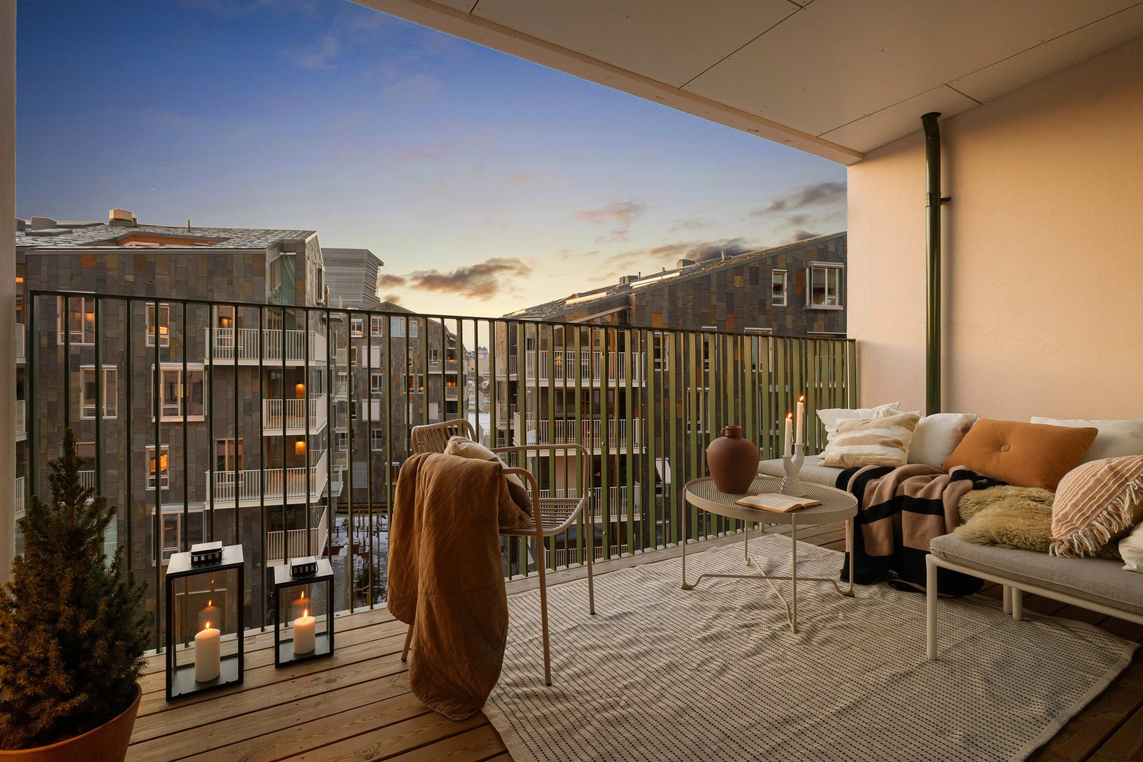 Balkongen har god plass til utemøblement, enten man ønsker spisegruppe, loungemøbler eller begge deler. Galleribilde