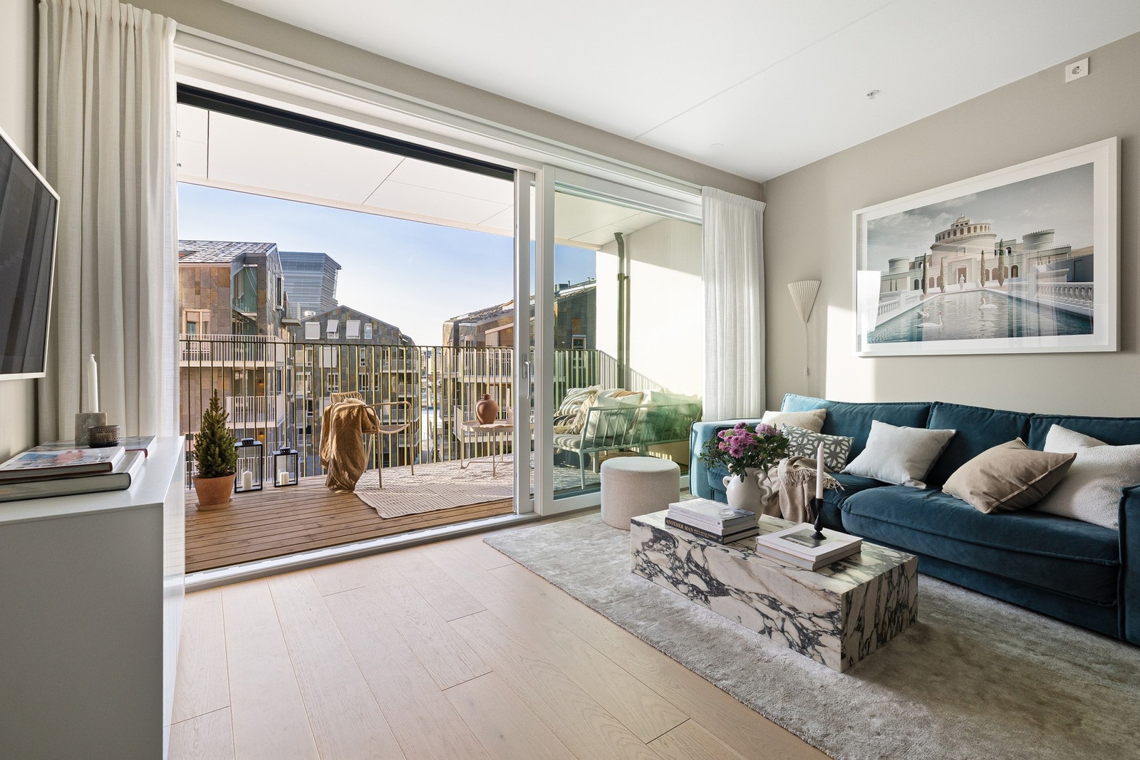 Boligen har en gjennomført, harmonisk fargepalett og stilrene materialvalg som skaper en lun og elegant atmosfære. Galleribilde