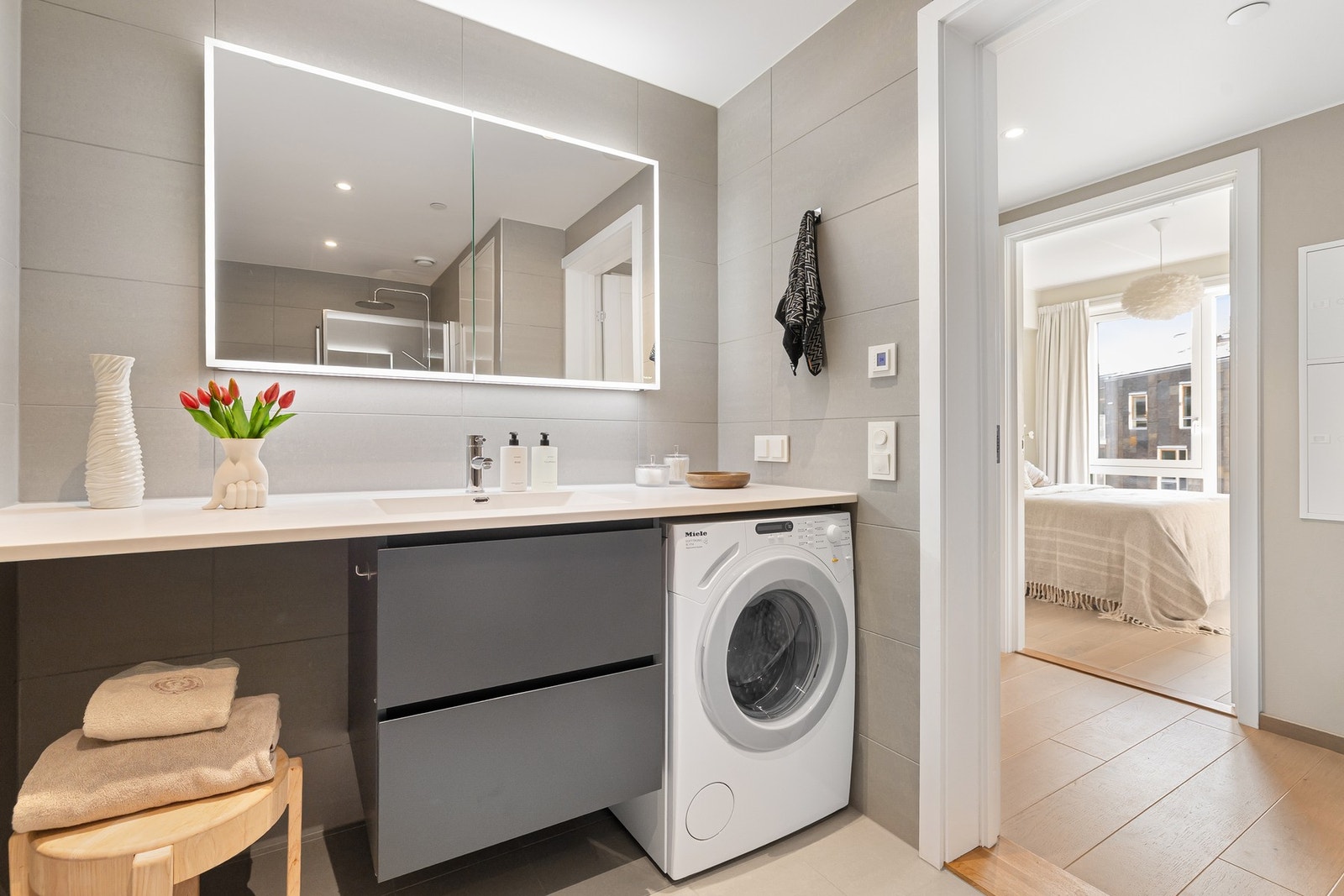 Tidløst baderom med full dokumentasjon i form av prosjektbeskrivelse. Flislagte vegger og gulv, nedsenket dusjhjørne samt varmekabler i gulv gir god komfort året rundt. Galleribilde