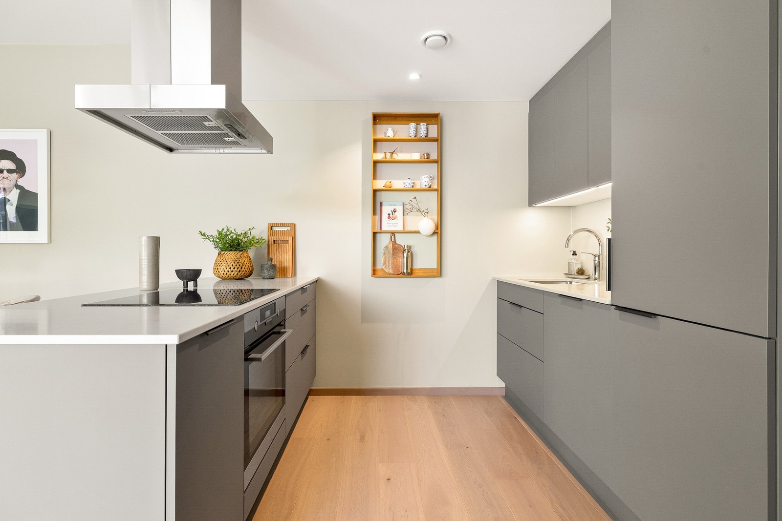 Benkeplaten i kompositt stein byr på gode og slitesterke arbeidsflater. Galleribilde