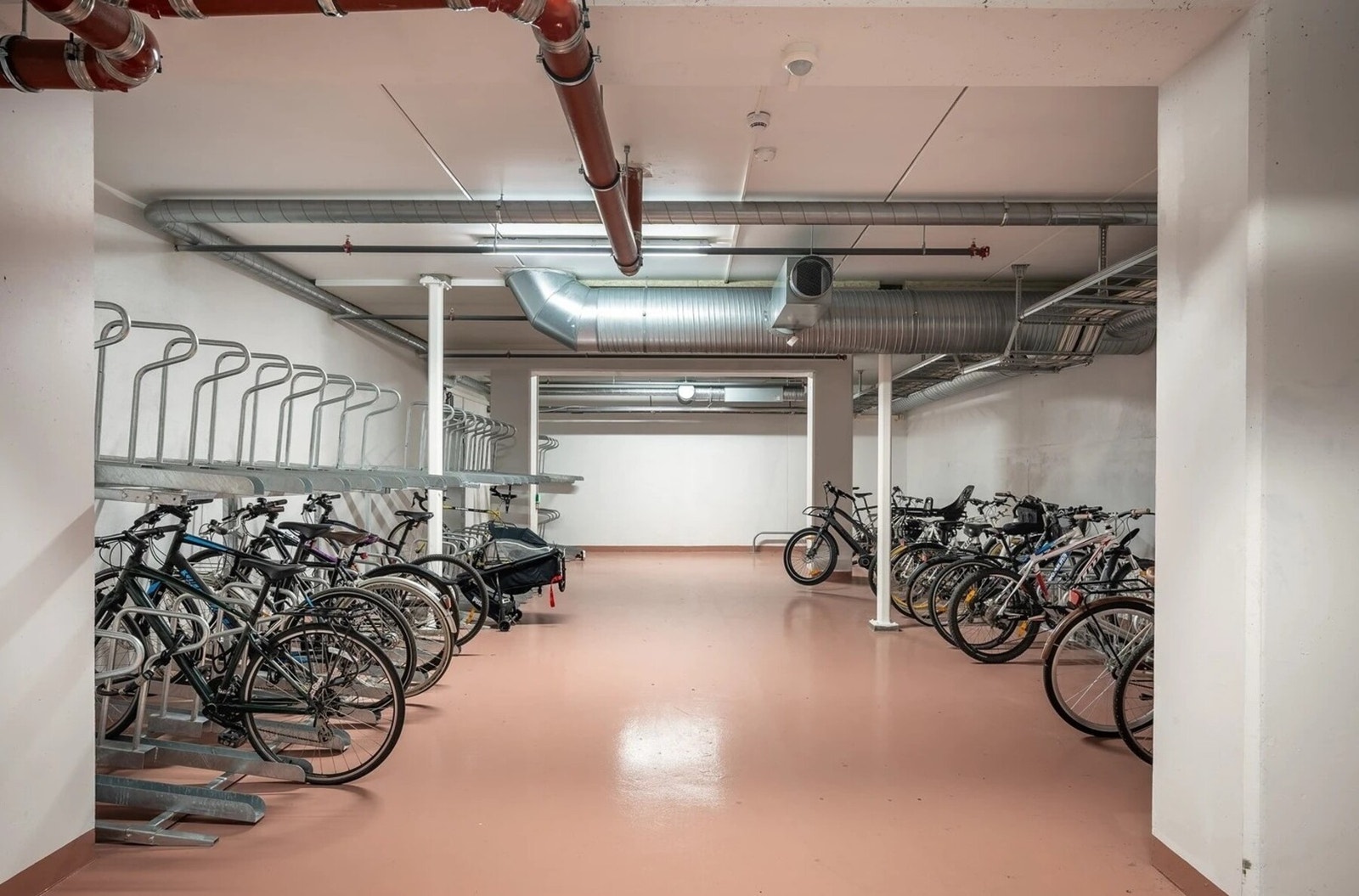 Felles sykkelparkering i sameiet. Galleribilde