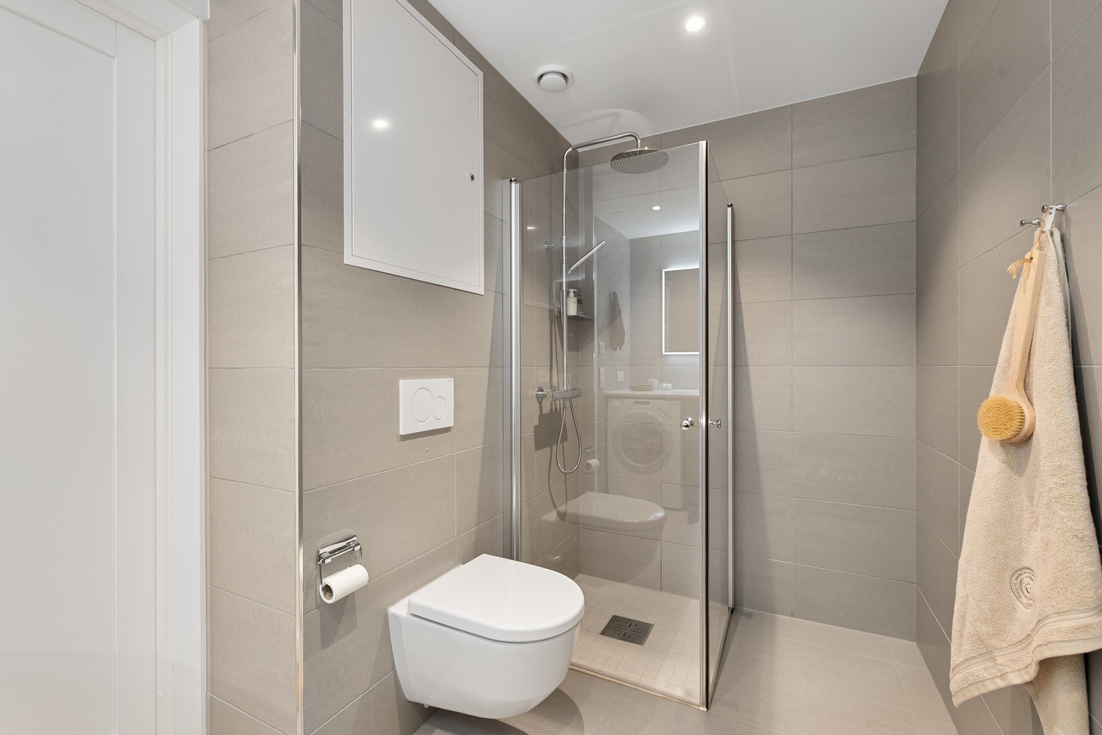 Dusjløsningen består av innfellbare dusjvegger i hjørne, regnfallsdusj samt håndholdt dusj. Galleribilde