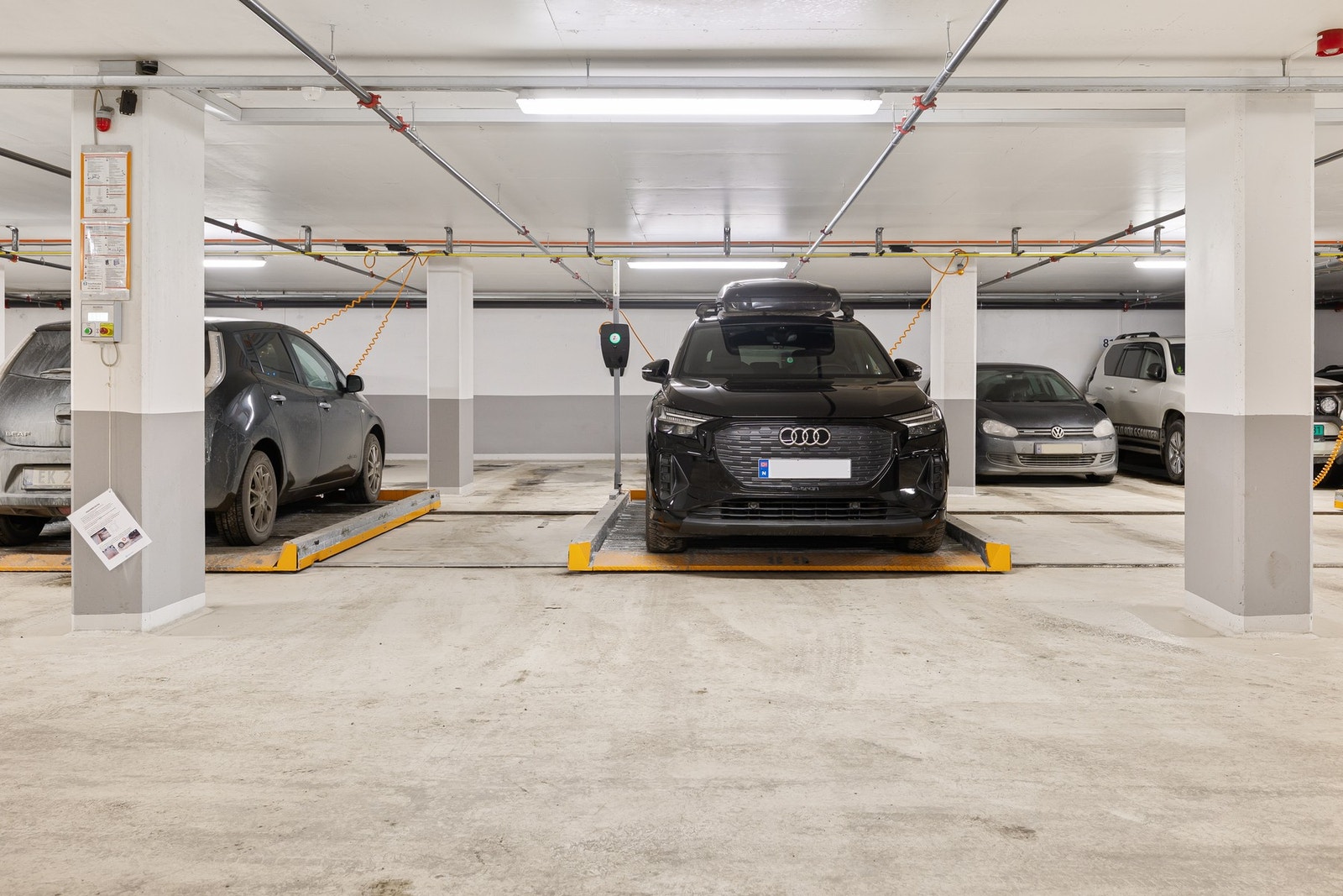 Garasjeplass med elbillader kan kjøpes etter avtale. Kontakt megler for nærmere informasjon. Galleribilde