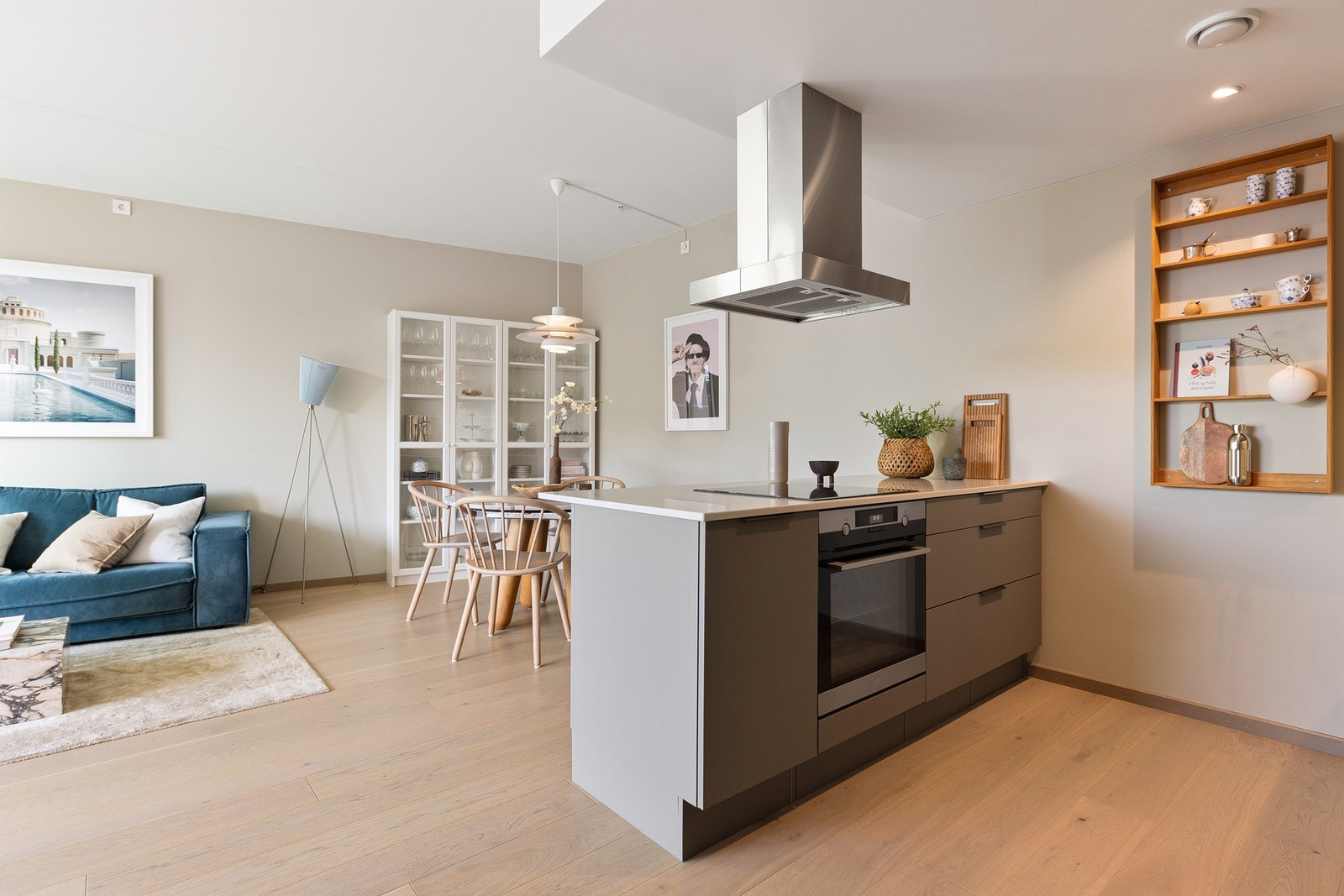 Kjøkkenet inngår sømløst i den åpne løsningen mot stue og spisestue, og bidrar til et sosialt og innbydende allrom. Galleribilde